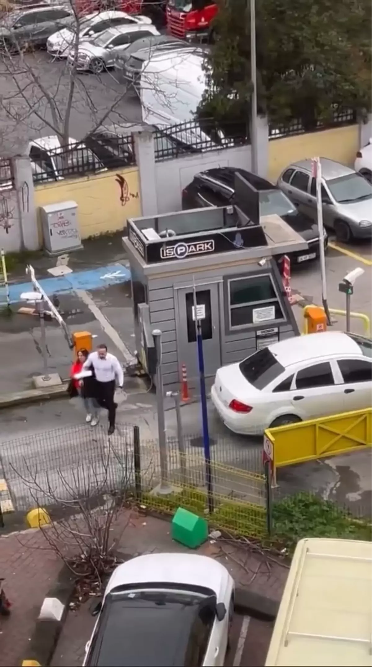Kadıköy Otoparkında Şiddetli Yol Verme Tartışması ve Araç Aynası Kırıldı