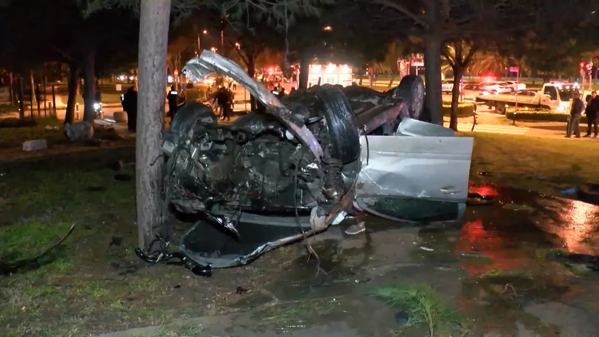 Maltepe'de iki otomobil çarpışması sonrası hasar görmüş araçlar