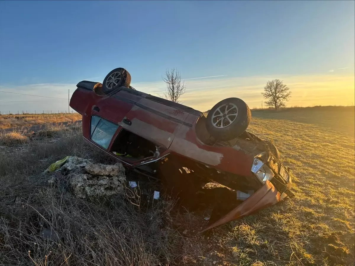 Uşak Ulubey'de Otomobil Devrildi: İki Yaralı Acil Servislerde