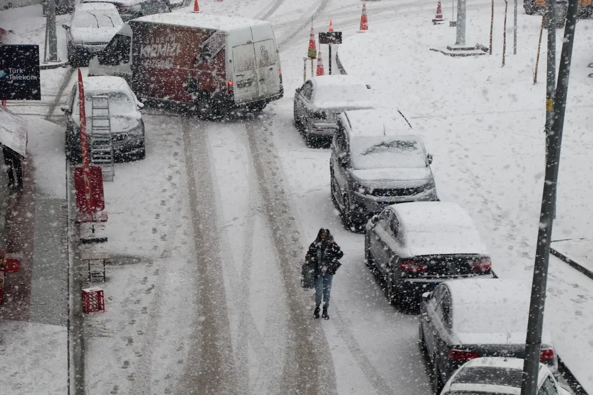 Van’da Şiddetli Kar Yağışı 40 Köyü Yollarını Kapatıyor