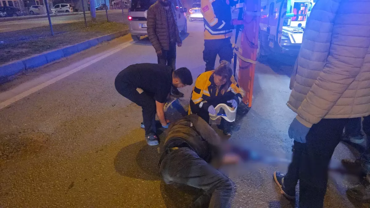 Bursa‑Yalova Karayolu'nda Motosiklet Yayaya Çarptı, 2 Kişi Yaralandı