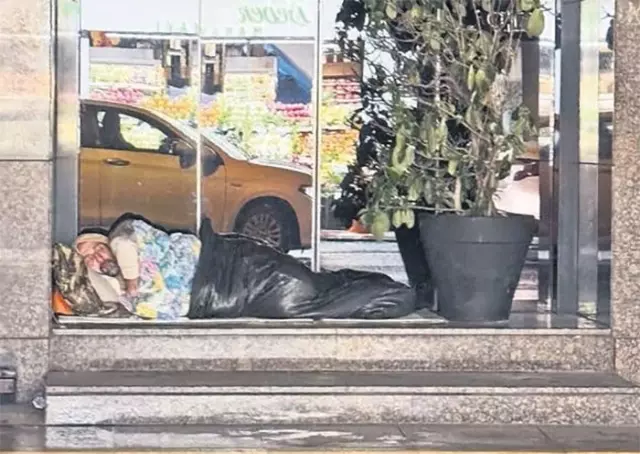 Bebek Otel'in girişinde Mehmet Hanifi