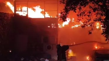 Alanya'da Piknik Alanında Çıkan Yangın Restoran ve Araçları Zarar Gördü