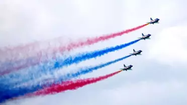 Singapur Havacılık Fuarı'nda Çin Hava Kuvvetleri Akrobasi Gösterisi ve Yeni Nesil Uçaklar Tanıtıldı