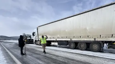 Ardahan’da Buzlu Karayolunda 16 Tır Kurtarıldı