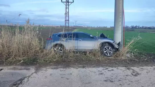 Karacabey'de Beton Direğe Çarpan Araç Sürücüsü Ağır Yaralı