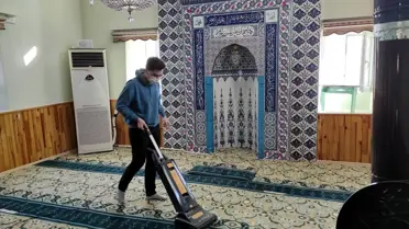 Belediye ekipleri camileri temizliyor