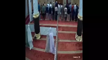 Endonezya Camii'nde Şaka Anı Çocuğu Tehlikeye Attı: Panel Düşmesi Ağır Yaralanmaya Yol Açtı