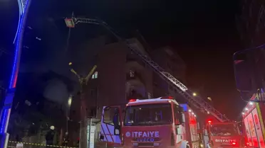 Yangın sonrası söndürülmüş metruk bina