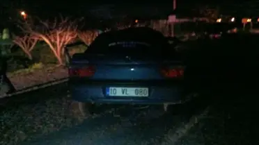 Kazada hasar görmüş otomobil ve kamyon