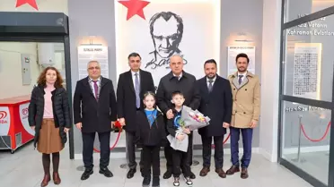 Vali Muammer Erol sınıfta konuşma yapıyor