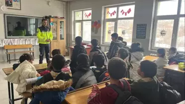 Van’da Jandarma Öğrencileriyle Buluştu, Görev Bilgisi ve Hediyeler Dağıttı