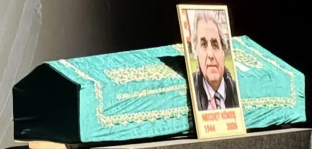 Nur Sürer anma töreninde konuşma yapıyor