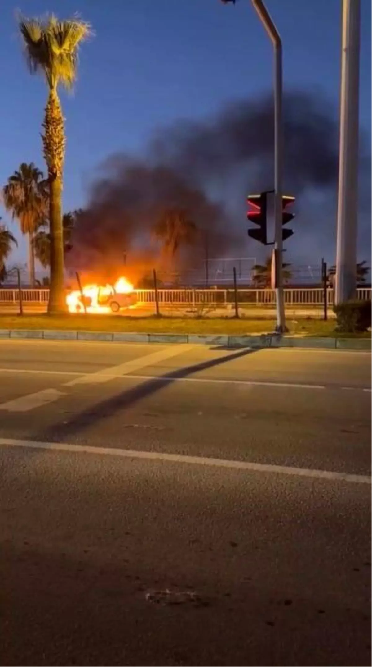 Alanya'da Çarpışan Araçlar Alev Aldı: Şanslı Sürücüler Hayatta