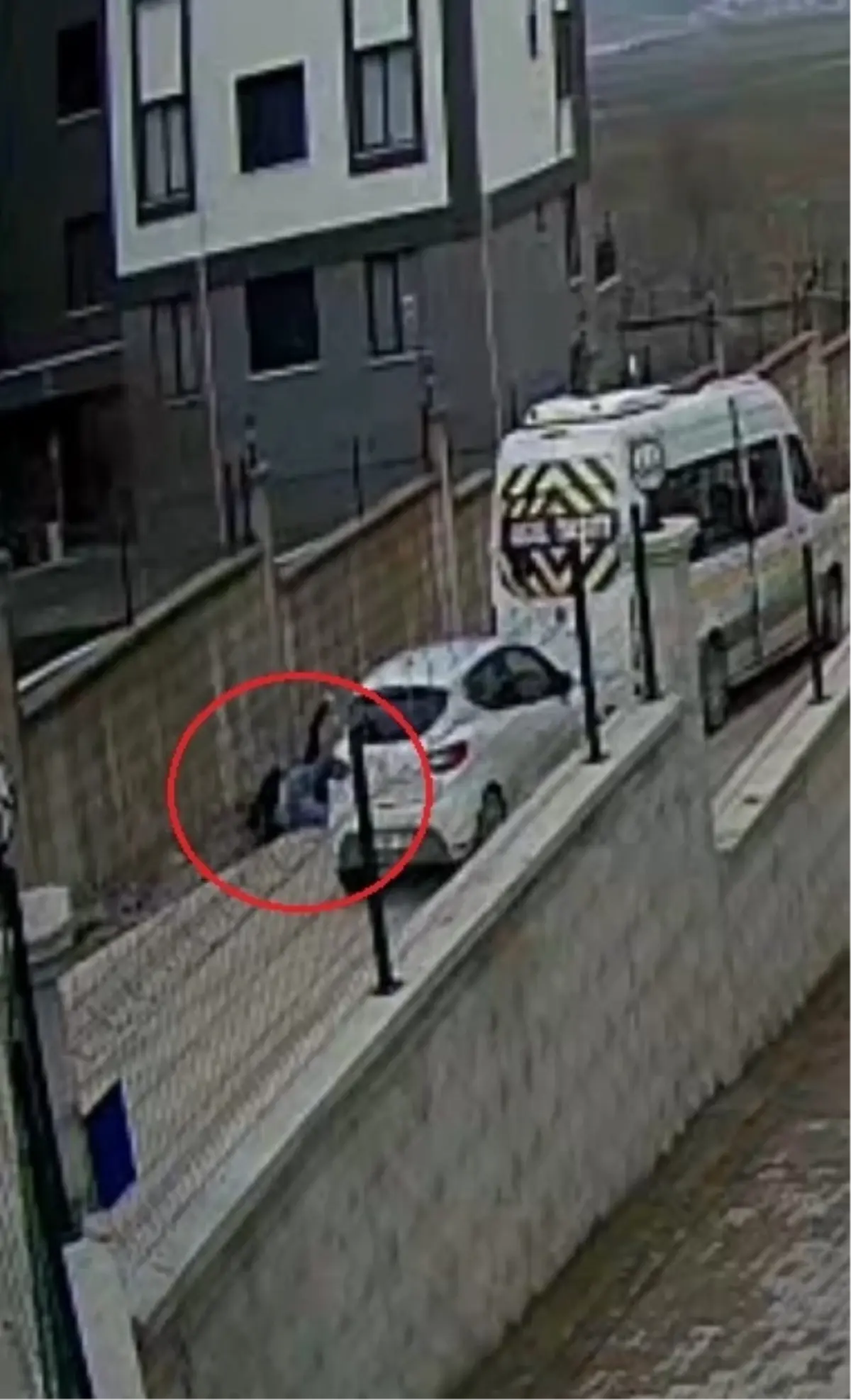 İnegöl'de Servis Minibüsü ve Otomobil Kazası Sonrası Şiddetli Kavga Kamerada