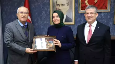 Başkan Arslan ve Fatma Betül Sayan Kaya hediye takdim ederken