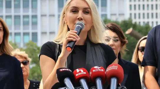 Dilek İmamoğlu'ndan Aileye Yönelik Açıklama: "Elinizi Çekin, Siyasi Saldırıyı Durdurun"