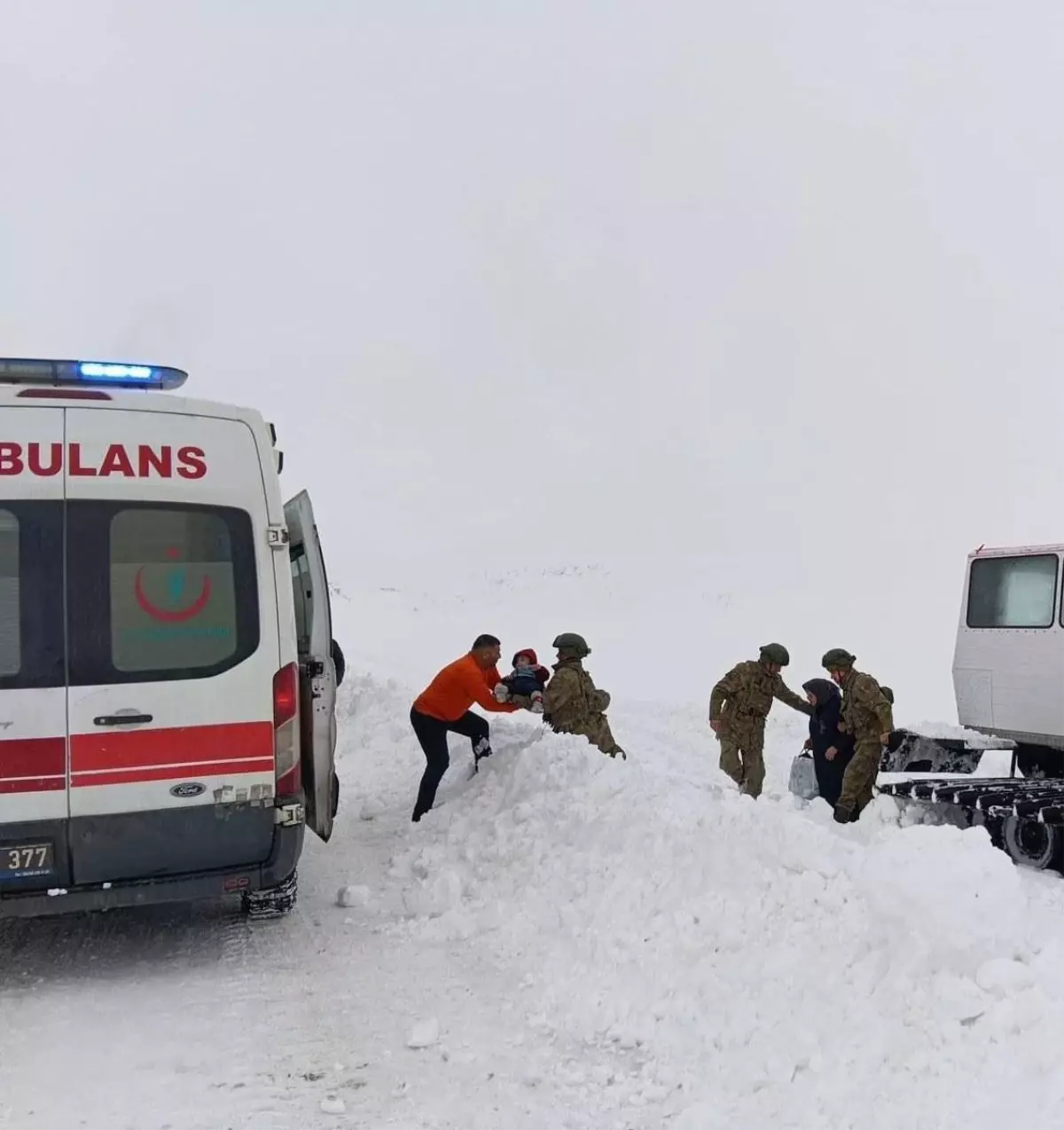 Kars’ta Şiddetli Kar Fırtınası: Mehmetçik’in Paletli Araçlarıyla Çocuklar Güvende