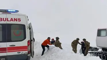 Paletli araçla kurtarılan çocuklar