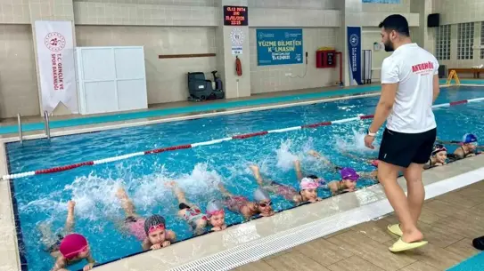 Aydın’da geleceğin yüzücülerini yetiştiren antrenörler