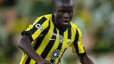 N'Golo Kante'nin Fenerbahçe formasıyla poz verdiği an