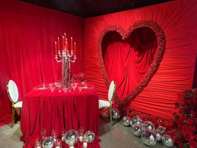 Çiçek tüneli içinde yürüyen çift