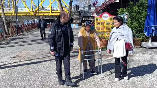 Manavgat'ta Yaşlı Kadın Köprüden Atlamaya Çalıştı, Zamanında Müdahale ile Hayatı Kurtarıldı