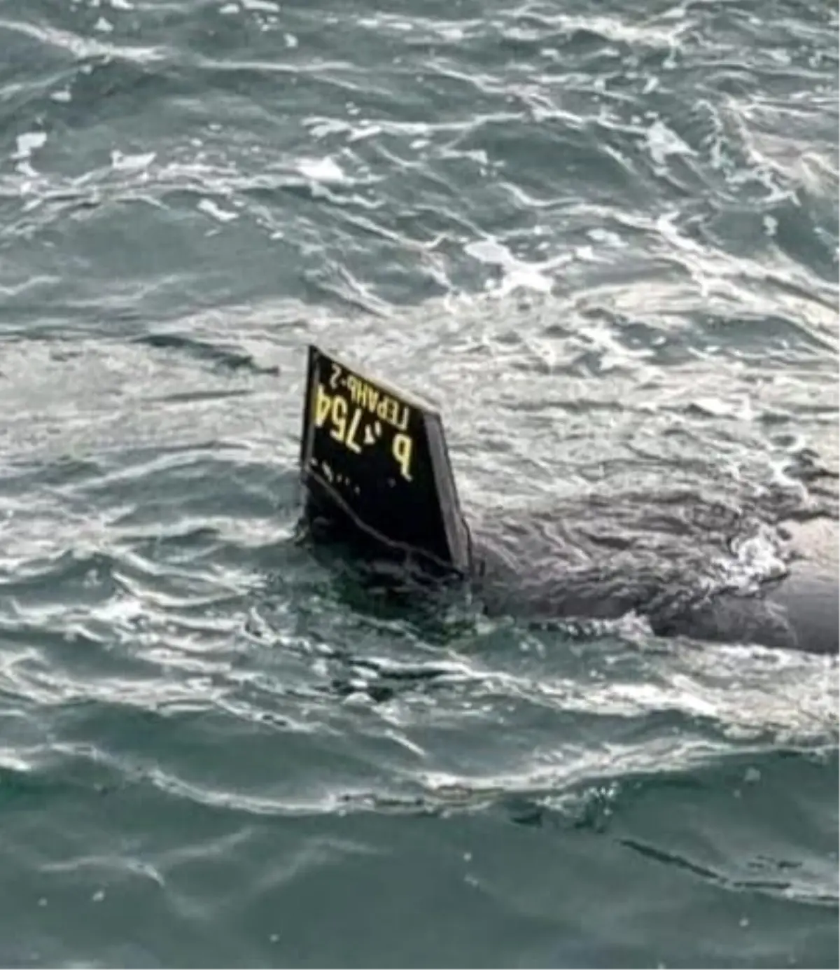 Arnavutköy açıklarında balıkçılar ve şüpheli cisim