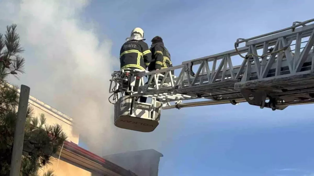 Aksaray’da 3 Katlı Apartmanda Baca Yangını Tüm Daireleri Tahliye Etti