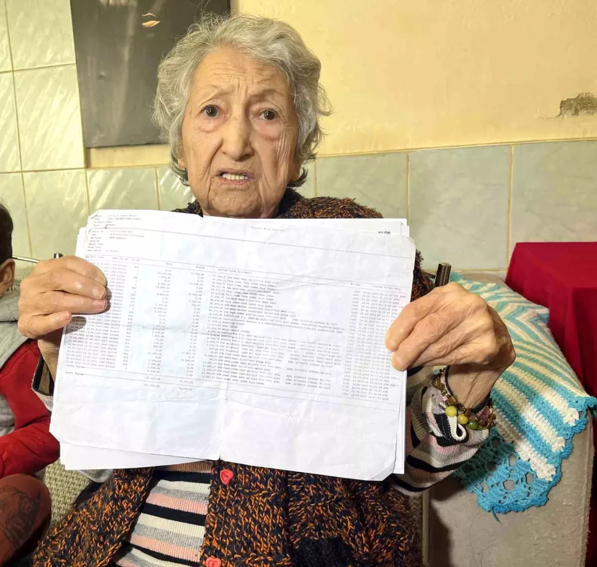 İzmir’de 85 Yaşındaki Kadının Mülkü Torunundan Dolandırıldı