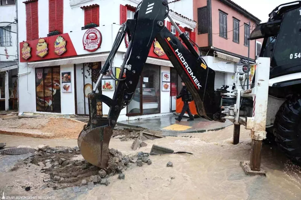 İzmir'de Şiddetli Sağanak Uyarısı: 1.500 Personel 24 Saat Görevde