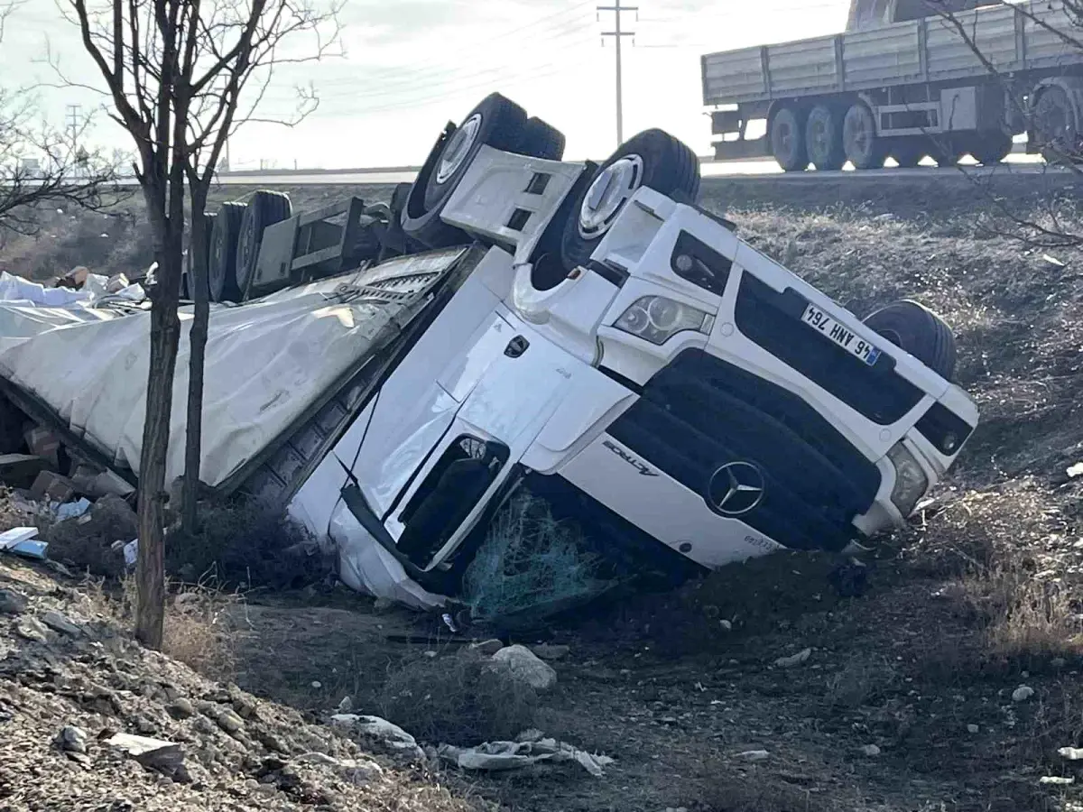 Konya’da Şarampole Devrilen Tırda İki Kişi Yaralı
