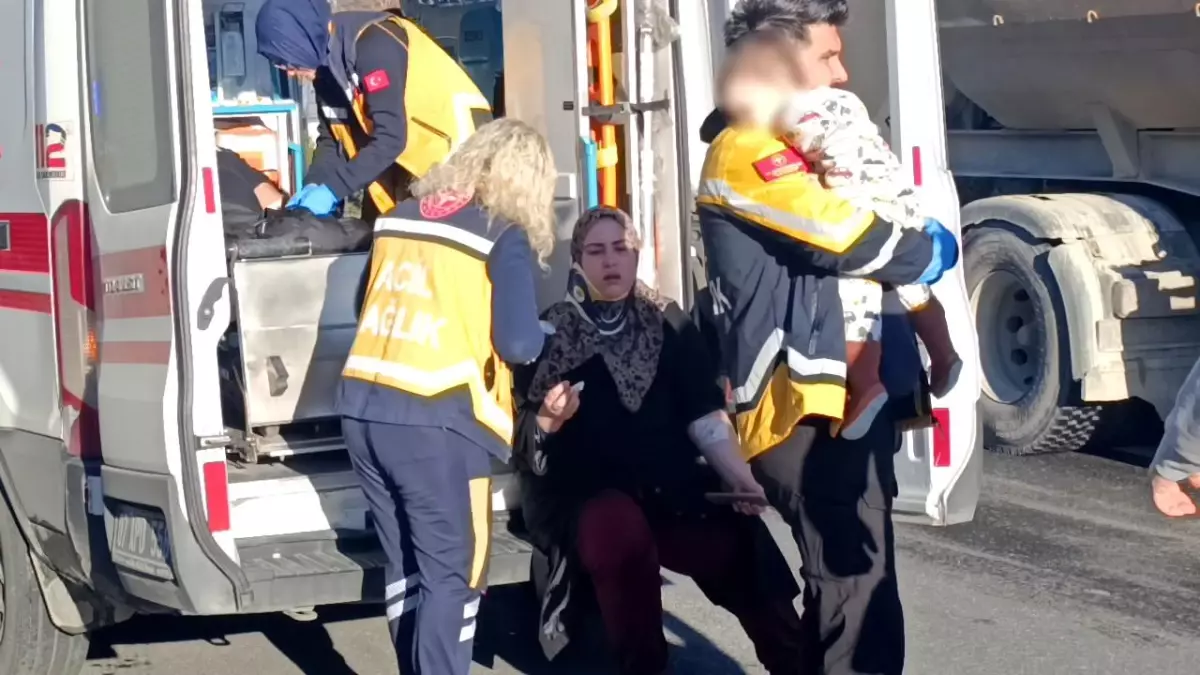 Manavgat'ta Zincirleme Trafik Kazası: 2 Sürücü Yaralı, Bebek Sağ Çıktı