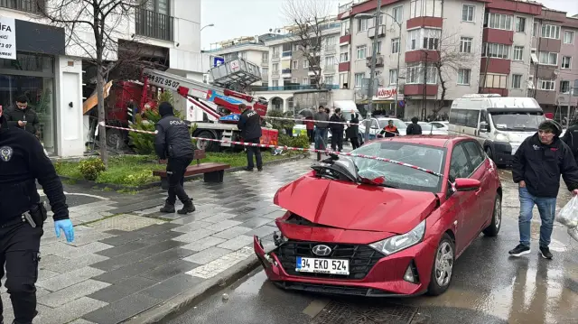 Vinç aracın üzerine çarptı