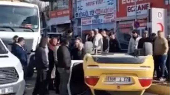Elazığ'da Taksi ve Beton Mikseri Çarpıştı, Taksi Ters Döndü
