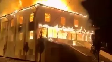 Yangın sırasında itfaiye ekipleri çalışıyor