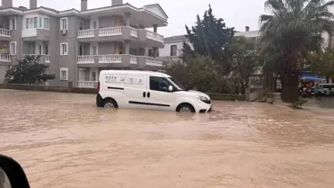 Çeşme'de Şiddetli Sağanak Sokakları Sular Altına Çekti