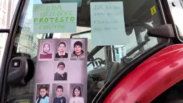 Bafra’da Çiftçi Metin Çay, İki Yıllık Tazminat Bekleyişini Traktörle Belediye Önünde Dile Getirdi