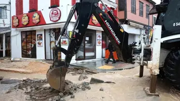 İzmir'de görevdeki ekip araçları