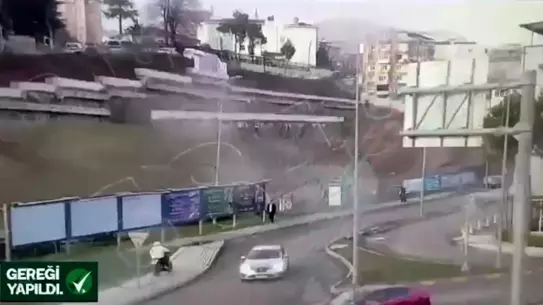 Motosiklet sürücüsü polis tarafından dur işaretine uymadığı için yakalandı