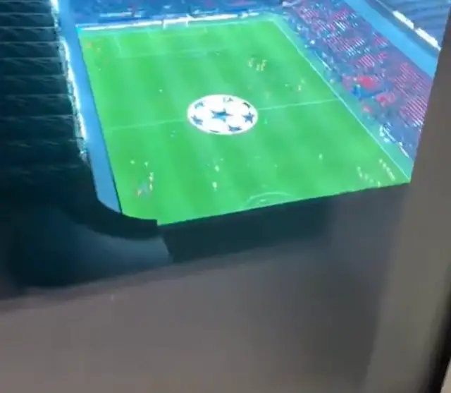 Tuvalet penceresinden stadyumun bir başka açıdan görünüşü