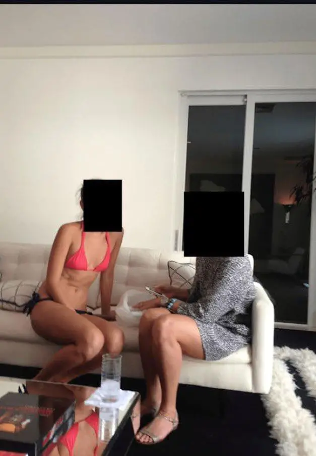 Prensesin yanında oturan bir kişi