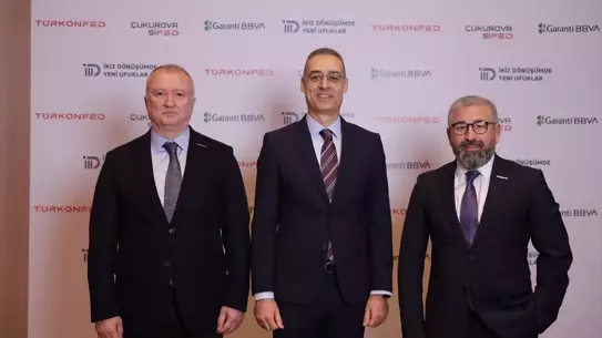 Toplantı sırasında sunum yapan konuşmacı