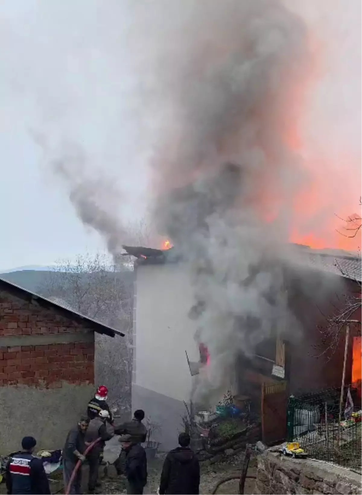 Mudurnu’da 2 Katlı Ev Yangını Kontrol Altına Alındı