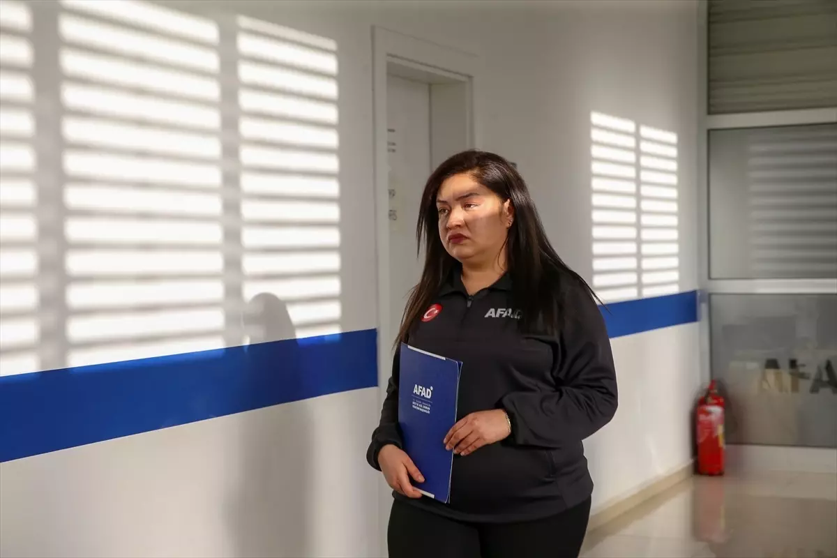 Afet Gönüllüsü Buse Genç, Babasının İzinde AFAD’da Görev Alıyor