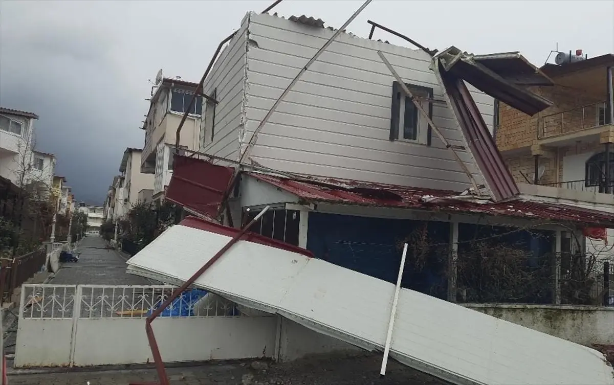 Kuşadası ve Didim’de Şiddetli Fırtına Evleri Salladı, Çatılar Uçtu