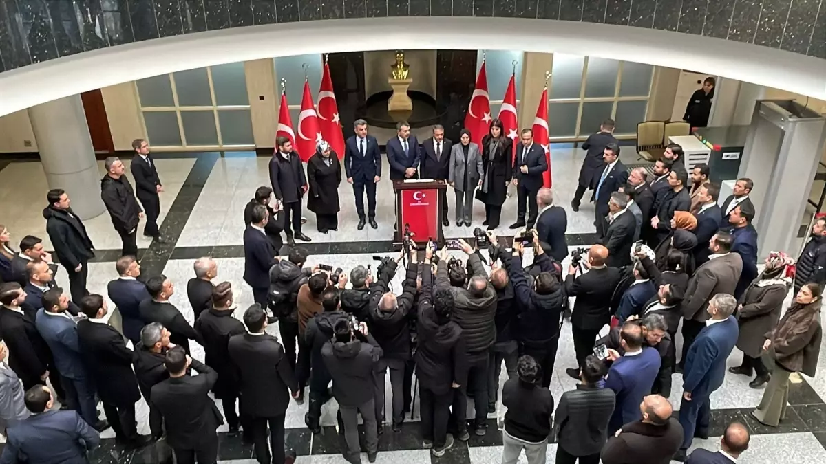 Bakan Tekin, Şanlıurfa’da Deprem Şehitlerinin Mezarlıklarını Ziyaret Etti