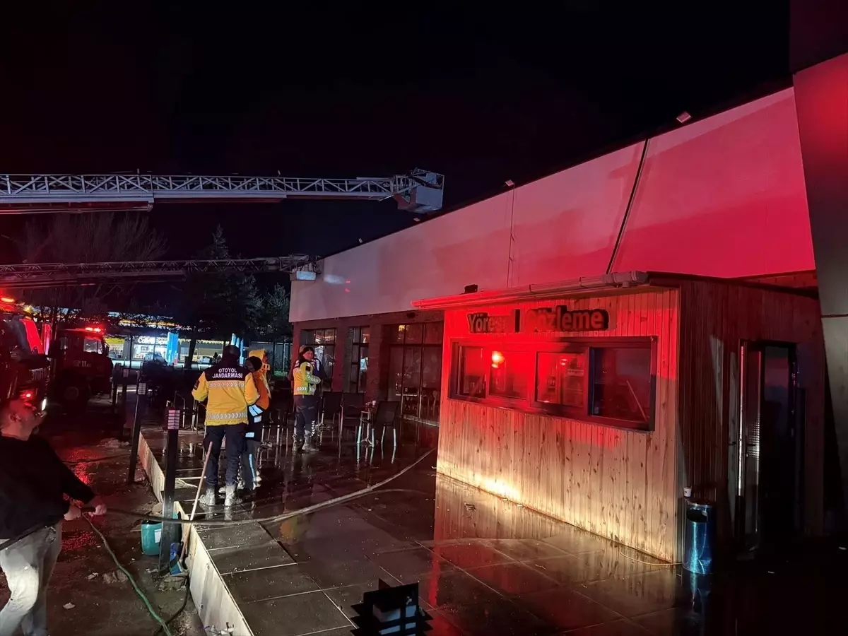 Bolu Dinlenme Tesisinde Çatıda Çıkan Yangın Hızla Kontrol Altına Alındı