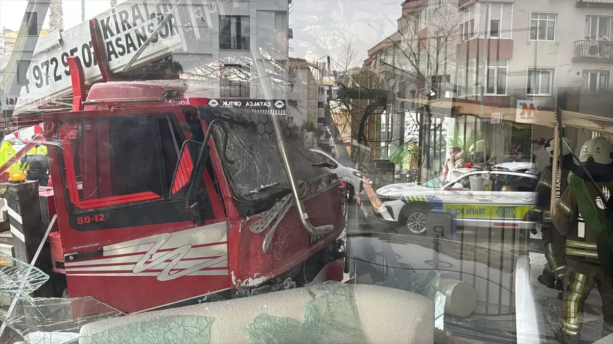 Büyükçekmece'de Kontrolden Çıkan Kamyon İşyerine Girdi, İki Yaralı