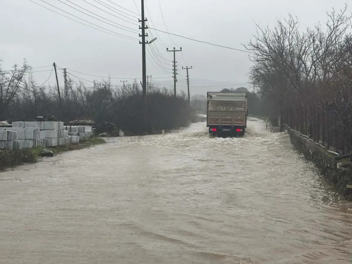 Çanakkale Ayvacık’ta Şiddetli Sağanak Tarım Alanlarını Sular Altına Çekti
